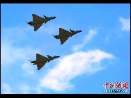 中国国防部の招請に応じ、47カ国の駐中国武官51人が13日、中国空軍航空兵某師団を訪れ、八一飛行表演隊によるJ-10戦闘機の飛行演技を見学した。大規模な駐中国外国武官団がJ-10戦闘機を近距離で見学するのはこれが初めてとなる。 　｢中国網日本語版(チャイナネット)｣　2010年4月14日