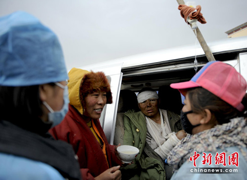 青海地震　被災地住民の避難所での生活