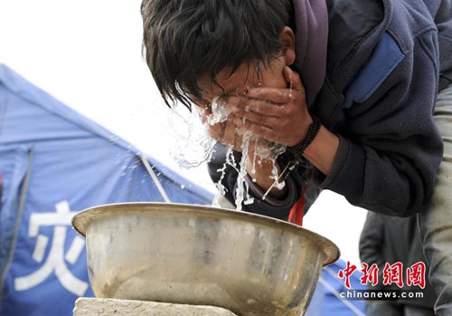 青海地震　被災地住民の避難所での生活