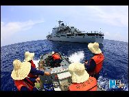 淡水や植物油、食品、生活用品など数百万トンの物資を積んだ海軍南海艦隊の総合補給艦｢鏡泊湖｣が3月31日、広東省湛江市の某軍港から出航し、南沙諸島の将兵のための44回目の生活物資の補給任務を開始した。写真は物資を安全に永暑礁まで届ける総合補給艦｢鏡泊湖｣ ｢チャイナネット｣2010/04/23 