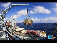 淡水や植物油、食品、生活用品など数百万トンの物資を積んだ海軍南海艦隊の総合補給艦｢鏡泊湖｣が3月31日、広東省湛江市の某軍港から出航し、南沙諸島の将兵のための44回目の生活物資の補給任務を開始した。写真は物資を安全に永暑礁まで届ける総合補給艦｢鏡泊湖｣ ｢チャイナネット｣2010/04/23
