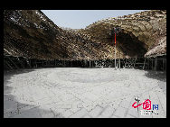 スペイン館は上海万博園区Cエリアに位置し、テーマは「代々伝わってきた都市」。スペイン館は復古調ながら斬新な「藤のかご」のような建物で、外壁は藤のつるが施され、波のような流線型のデザインに作られている。展示エリアは「起源、都市、子供」の3つ。