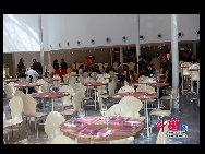 スペイン館には300人が食事できるレストランが設けられており、本場のスペイン料理が提供される