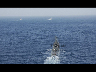 中国海軍の艦艇の後を追跡し監視する日本の護衛艦「あさゆき」中国海軍は最近、沖縄本島と宮古島の間の公海で訓練を実施しているが、日本の海上自衛隊は護衛艦「あさゆき」を派遣し、中国海軍の艦艇を追跡している。写真は中国海軍艦載ヘリコプターが撮影したもの。