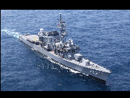 中国海軍の艦艇を追跡する日本の護衛艦「あさゆき」