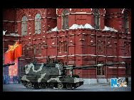大祖国戦争 (反ファシズム戦争)勝利65周年にあたる5月9日、ロシアでは18の都市で閲兵式が開催されることになっている。27日に赤の広場では、約1000台の軍用車両と1万人以上の軍人が、初の閲兵式のリハーサルに臨んだ。　｢中国網日本語版(チャイナネット)｣　2010年4月29日