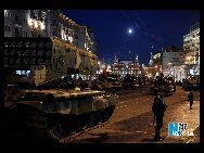 大祖国戦争 (反ファシズム戦争)勝利65周年にあたる5月9日、ロシアでは18の都市で閲兵式が開催されることになっている。27日に赤の広場では、約1000台の軍用車両と1万人以上の軍人が、初の閲兵式のリハーサルに臨んだ。　｢中国網日本語版(チャイナネット)｣　2010年4月29日