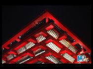 上海万博は世界の建築家にとって競演の場であり、どのパビリオンの建築にも、その国の歴史や文化、最新の科学技術が凝集している。そしてその建築の一角からは、きらびやかな智恵の光を窺い知ることができる。写真は中国館。｢中国網日本語版(チャイナネット)｣　2010年4月29日