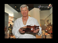 海万博のイタリア館では、「メイド・イン・イタリー」の展示ゾーンのオープン展示として、世界トップブランドのフェラガモの靴職人による技術が紹介されている