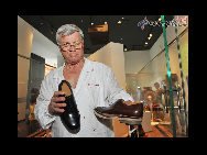 海万博のイタリア館では、「メイド・イン・イタリー」の展示ゾーンのオープン展示として、世界トップブランドのフェラガモの靴職人による技術が紹介されている