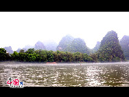 霧雨に覆われた漓江は非常に美しい。遠くの山はその輪郭がはっきりとせず、まるで中国画を見ているかのようである。