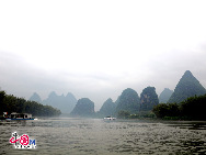 霧雨に覆われた漓江は非常に美しい。遠くの山はその輪郭がはっきりとせず、まるで中国画を見ているかのようである。