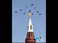 大祖国戦争 (反ファシズム戦争)勝利65周年にあたる5月9日、ロシアでは18の都市で閲兵式が開催された。　｢中国網日本語版(チャイナネット)｣　2010/05/10  