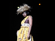 　5月7日は、アフリカ聯合館で初めての国家館デーとなるシエラレオネ国家館デーだった。この日、シエラレオネ館では様々なイベントが行なわれた。中でも注目を集めたのが、上海万博センターで行われたアフリカの歌と踊りのショーで、モデルのファッションショーは会場を大いに盛り上げた。