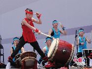 宮城県気仙沼市の和太鼓団体「八幡太鼓ジュニアベストチーム」が11日、上海万博のメーンステージ「アジア広場」で公演し、内外の入場者に八幡太鼓の独特な魅力をアピールした。八幡太鼓の名前の由来は鹿折八幡神社で、700年前から地元の祭りや祈祷で使われていたという。
