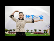 　上海万博が開催されており、芸能人ボランティアたちは上海万博のPR活動に力を入れている。「上海万博手真似イメージ大使」である上海出身の女優・黄奕は、上海万博の未来館の前で手真似の写真を撮り、万博の標準的な手真似「EXPO」を披露した。