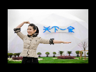 　上海万博が開催されており、芸能人ボランティアたちは上海万博のPR活動に力を入れている。「上海万博手真似イメージ大使」である上海出身の女優・黄奕は、上海万博の未来館の前で手真似の写真を撮り、万博の標準的な手真似「EXPO」を披露した。
