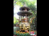 竹製の高炉。これは北京の故宮に所蔵されている銅の香炉を模して作られたもの
