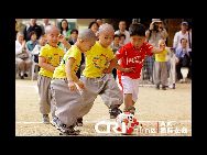 韓国の首都ソウルにある曹溪寺では15日、4、5歳の子供と小僧が参加したサッカー大会が行われた。これは潅仏会のイベントの一つであり、間もなく開幕する南アフリカでのワールドカップを迎えるためだ。　｢中国網日本語版(チャイナネット)｣2010/05/17 
