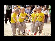 韓国の首都ソウルにある曹溪寺では15日、4、5歳の子供と小僧が参加したサッカー大会が行われた。これは潅仏会のイベントの一つであり、間もなく開幕する南アフリカでのワールドカップを迎えるためだ。　｢中国網日本語版(チャイナネット)｣2010/05/17 