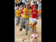 韓国の首都ソウルにある曹溪寺では15日、4、5歳の子供と小僧が参加したサッカー大会が行われた。これは潅仏会のイベントの一つであり、間もなく開幕する南アフリカでのワールドカップを迎えるためだ。　｢中国網日本語版(チャイナネット)｣2010/05/17 