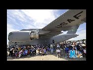 15日が年に1度の一般開放日だった米国の首都ワシントンD.C.郊外にあるアンドリュース空軍基地には、多くの人が訪れ空軍の素晴しい空中演技を楽しんだ。 ｢中国網日本語版(チャイナネット)｣2010/05/17  