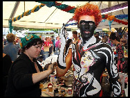 オーストラリアでは14日から16日にかけて、今回で3回目となるボディーペインティングの芸術祭が行われた。前回の開催は2007年と2008年。
