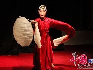 18日から23日まで北京の嵩祝寺では、京劇を組み合わせたパフォーマンス「紅白寓言夢2」が行われている。