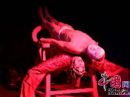 18日から23日まで北京の嵩祝寺では、京劇を組み合わせたパフォーマンス「紅白寓言夢2」が行われている。