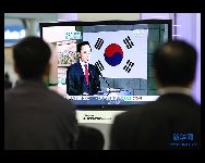 テレビを通じて、李大統領の談話を見る市民ら　　｢中国網日本語版(チャイナネット)｣　2010/05/24