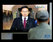 テレビを通じて、李大統領の談話を見る市民ら　　　｢中国網日本語版(チャイナネット)｣　2010/05/24