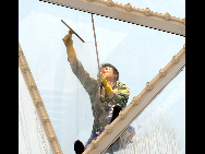 上海万博園区の「日光谷」のガラスを拭く作業員（5月24日）