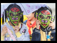 雨の中で上海万博を見学する小学生（5月14日）