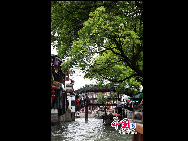 高層ビルが林立し国際的な雰囲気に満ちた上海にも、石橋が連なり、船が行き来し、白い壁の路地が延びる、都会での暮らしとは違った雰囲気が味わえる朱家角鎮がある。