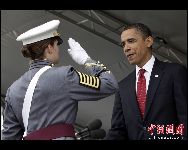 米国ニューヨーク州北部のウエストポインにある陸軍士官学校では、22日に卒業式が行われオバマ大統領が出席した。今年は1002人が理学士の学位を取得し陸軍少尉になった。｢中国網日本語版(チャイナネット)｣　2010年5月25日