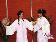 訪日団員による京劇「神韻」（写真集） 日本政府の招きに応じ、中華全国青年連合会（全青連）が派遣する、倪健・全青連主席補佐を団長とした中国青年代表団一行500人が、北京を26日に出発して8日間の友好交流訪問を行う。25日に北京で開催された歓送会では、紅西歌舞団のの馬燦燦さんたち3人が京劇「神韻」を披露して観客を魅了した。 