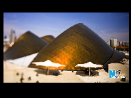アラブ首長国連邦館のデザインは砂漠の中の盛り上がった砂丘からインスピレーションを受け、変わり続ける自然風景と綺麗な都市の姿を表している（4月24日撮影）