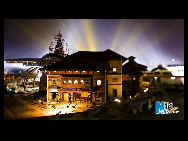 ライトアップされたネパール館は神秘的な色を放つ（4月16日撮影）