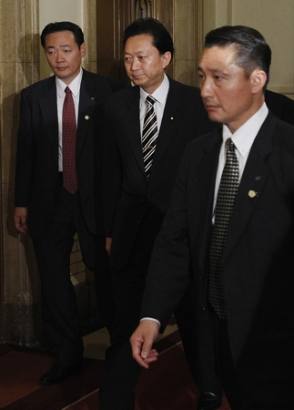 鳩山首相は2日午前10時、民主黨の両院議員総會で辭任する意向を表明した