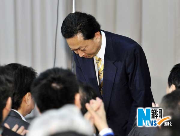 鳩山首相は2日午前10時、民主黨の両院議員総會で辭任する意向を表明した