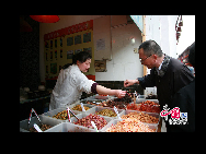 七宝古鎮は1000年の歴史を持ち、都市の中にある典型的な古鎮（古い町）で、上海の市街地からもっとも近い古鎮である。七宝鎮の表通りにある漬物店では、試食してから買うことができる