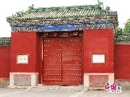 方沢壇とも呼ばれ、古都北京の五壇の中で2番目に大きな壇の地壇。明時代の嘉靖9年（1530年）に建造された地壇は、明･清時代の皇帝の祭祀場所であり、中国に残る最大の祭祀場所である。