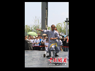 上海万博園区Dエリアの総合広場では、5月1日から毎日のように少林寺カンフーが披露されており、見学者たちの注目を集めている。