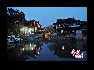 北風橋の夜景。楓泾は上海の有名な古い町で、1500年余りの歴史があり、有名人が集まる場所だ。楓泾の美食は有名なため、「食鎮」と呼ばれる。