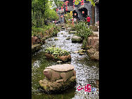 1700年余りの歴史を持つ黄竜渓は成都市郊外にある観光地で、観光業を主とし、商業貿易サービス業も行う美しい自然風景の広がる観光小都市である。