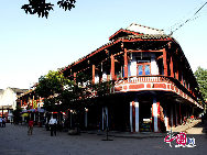 1700年余りの歴史を持つ黄竜渓は成都市郊外にある観光地で、観光業を主とし、商業貿易サービス業も行う美しい自然風景の広がる観光小都市である。