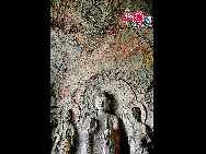 北魏から北宋まで400年余りをかけ彫られた、河南省洛陽の南12キロメートルに位置する竜門石窟には、1200余りの窟龕、10万余りの仏像、3600余りの石碑が存在する。この数は中国の石窟の中で一番多く、中国の三大石刻芸術宝庫の1つでもある。写真は、一般に公開されていない賓陽三洞の彩色された仏像。