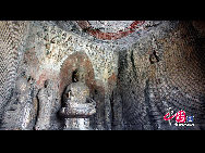 北魏から北宋まで400年余りをかけ彫られた、河南省洛陽の南12キロメートルに位置する竜門石窟には、1200余りの窟龕、10万余りの仏像、3600余りの石碑が存在する。この数は中国の石窟の中で一番多く、中国の三大石刻芸術宝庫の1つでもある。写真は、一般に公開されていない賓陽三洞の彩色された仏像。