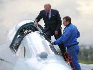 ロシアのプーチン首相は17日、モスクワ郊外にあるジューコフで、ロシアの主要航空機メーカーであるスホーイが研究開発した第5世代のステルス戦闘機T-50を見学した。　｢中国網日本語版(チャイナネット)｣　2010年6月18日