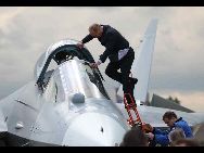ロシアのプーチン首相は17日、モスクワ郊外にあるジューコフで、ロシアの主要航空機メーカーであるスホーイが研究開発した第5世代のステルス戦闘機T-50を見学した。　｢中国網日本語版(チャイナネット)｣　2010年6月18日